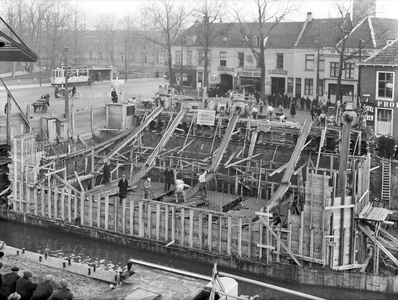 41310 Afbeelding van de werkzaamheden ten behoeve van de bouw van de Vaartscherijnbrug over de Vaartsche Rijn te ...